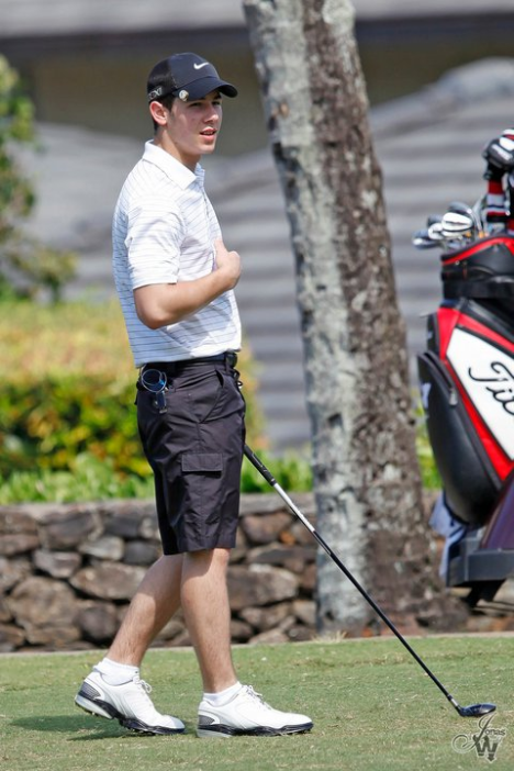 nick jonas hawaii photos. Nick Jonas Plays Golf In